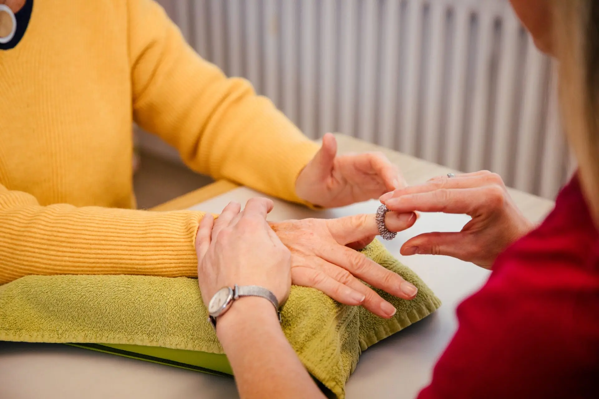Ergotherapie bei Arthrose Ergotherapie bei Arthrose: Hände einer älteren Patientin