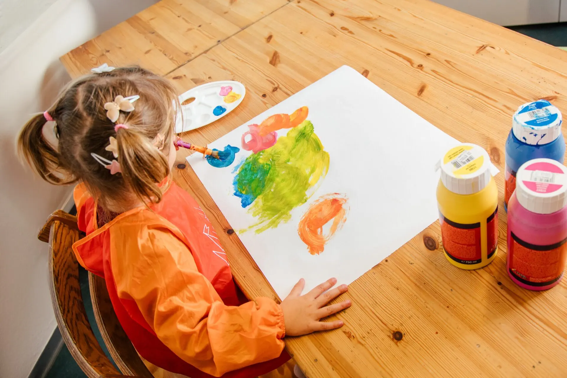 Kind beim Malen Kind malt mit Fingerfarben in der Kinder-Ergotherapie